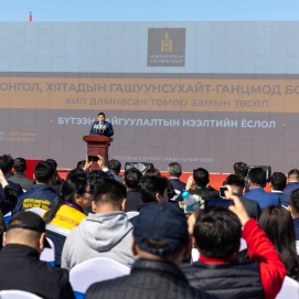 Гашуунсухайт-Ганцмод төмөр замын хил холболтын бүтээн байгуулалтын нээлт боллоо