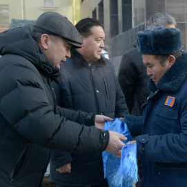 Байгаль хамгаалагчдад тусгай тоноглол бүхий автомашин гардууллаа