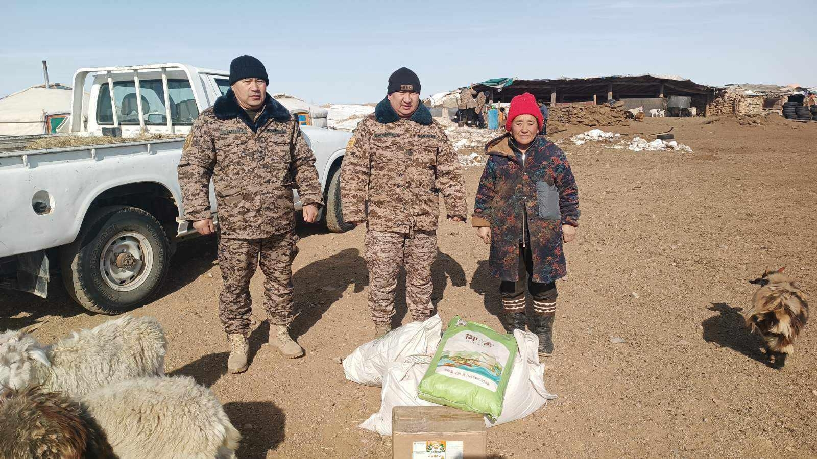 Дундговь аймаг цэргийн алба хааж байгаа дайчдынхаа ар гэрт дэмжлэг үзүүлжээ