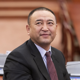 Б.Чойжилсүрэн эвэр хошуулан ярьсаар, эрчим хүчний салбар шалан дээр хөлбөрсөөр