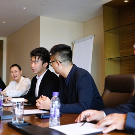 ХӨХ ХОТОД БНХАУ-ЫН ХУДАЛДАН АВАГЧИДТАЙ УУЛЗАЛТ ХИЙВ