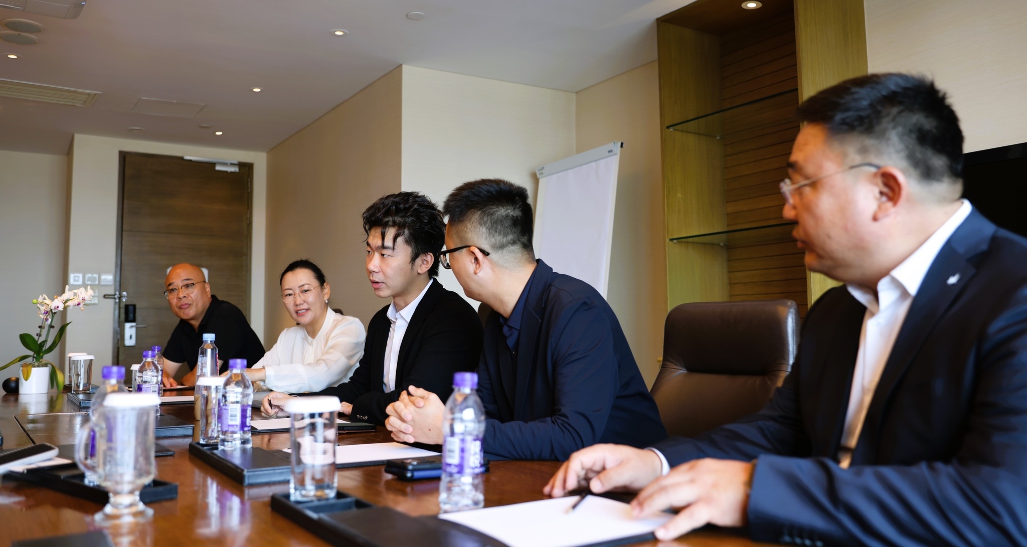 ХӨХ ХОТОД БНХАУ-ЫН ХУДАЛДАН АВАГЧИДТАЙ УУЛЗАЛТ ХИЙВ