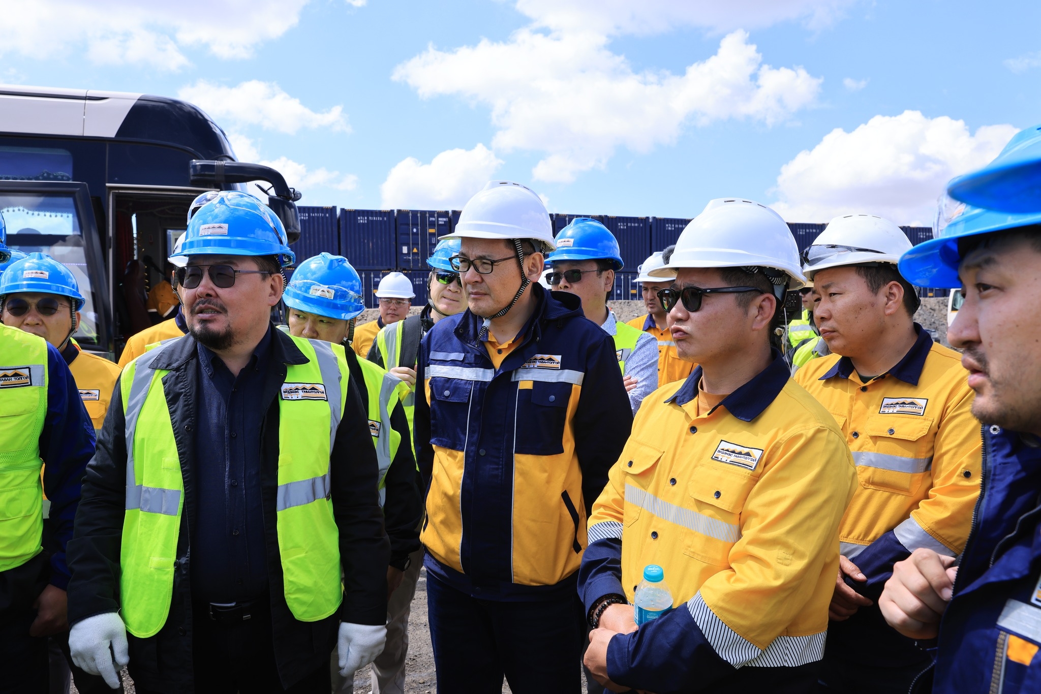 ТАВАНТОЛГОЙН НҮҮРС АЧИХ ЛОГИСТИКИЙН ТӨВД ҮҮССЭН АСУУДАЛ ДЭЭР БЭТ-ИЙН БАГ ШУУРХАЙ АРГА ХЭМЖЭЭ АВЧ ЭХЭЛЖЭЭ